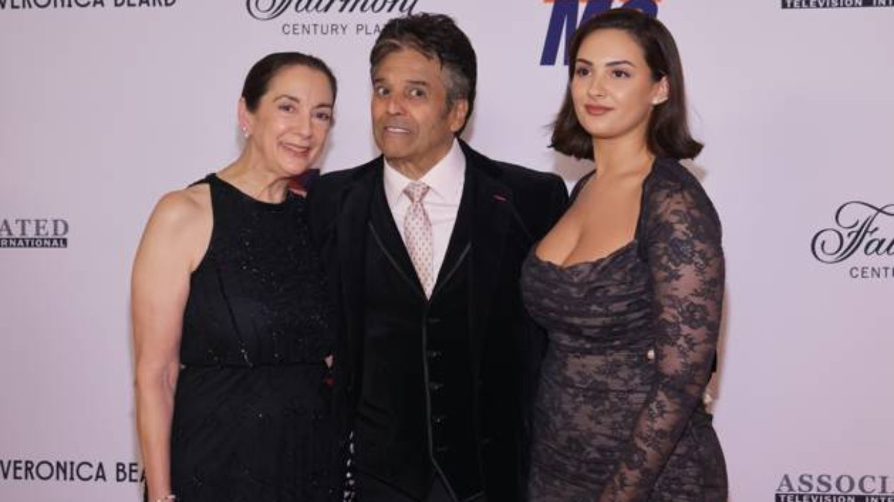 32nd Annual Race To Erase MS Gala - Arrivals Nanette Mirkovic, Erik Estrada and Francesca Natalia Estrada attends the 32nd Annual Race To Erase MS Gala at Fairmont Century Plaza on May 16, 2025 in Los Angeles, California. Century City - Los Angeles Fairmont Century Plaza California USA Copyright: xCraSH/imageSPACEx
